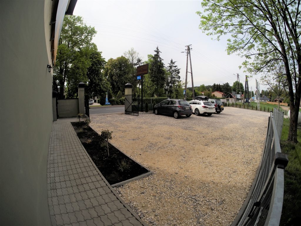 Apartamenty Rycerskie - brama wjazdowa i parking